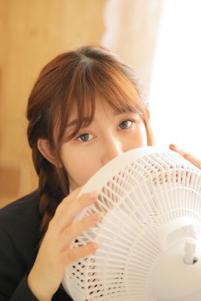 边吃奶边被躁欧美三级